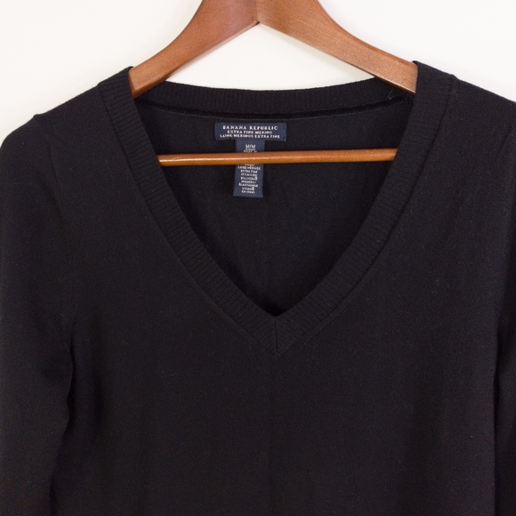 Banana Republic Extra Fine Merino V Neck Sweater Black Size Medium - Picture 2 of 6